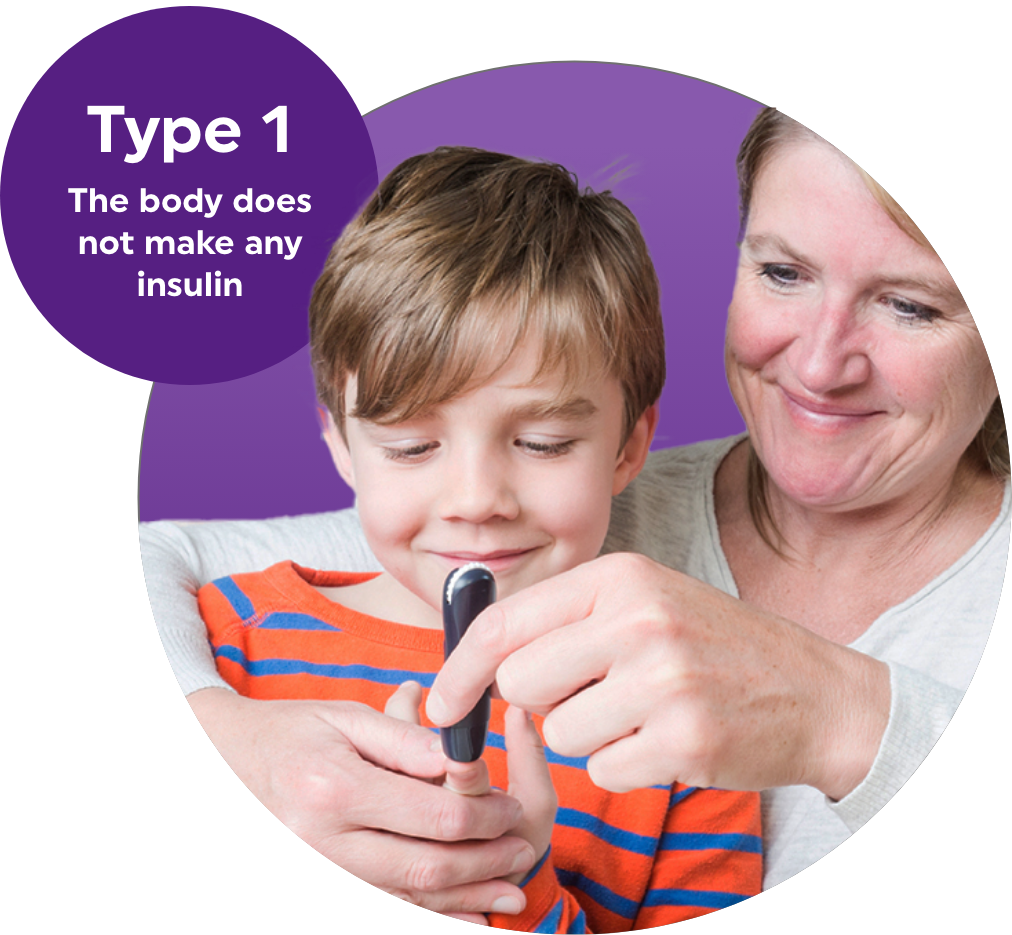 Une femme teste la glycémie d'un enfant.