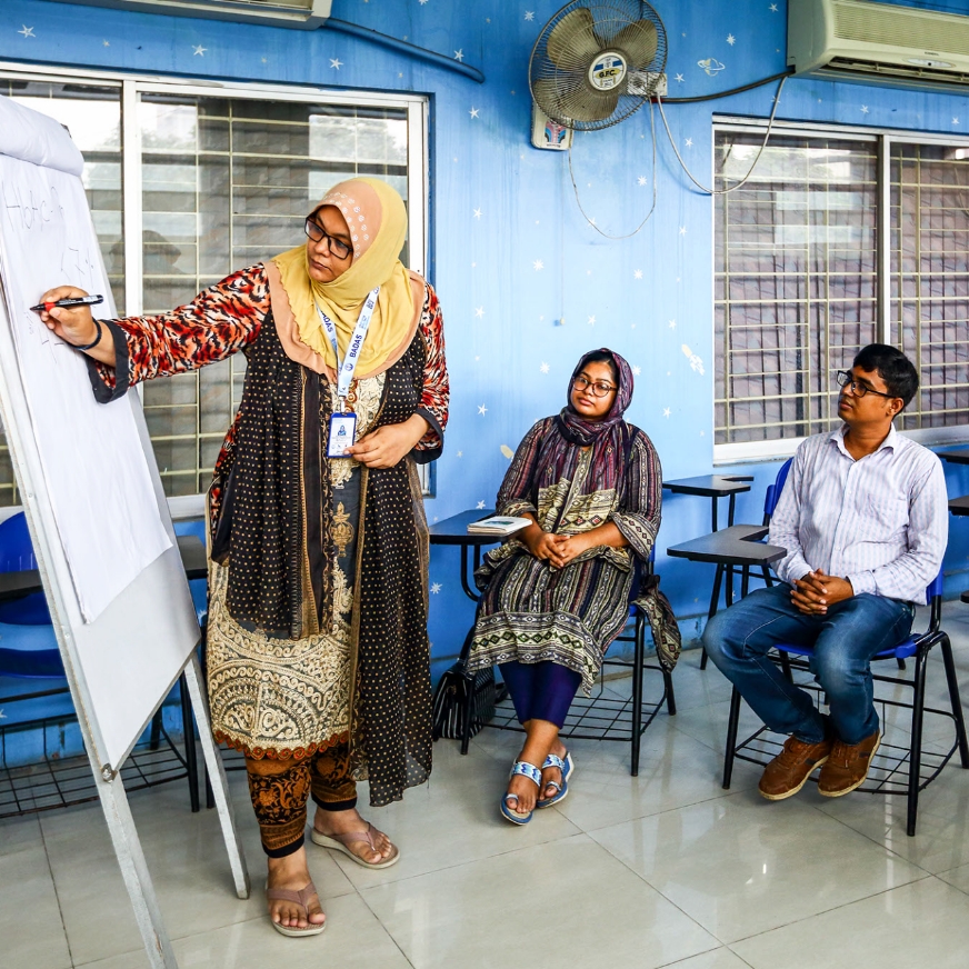Una mujer enseña diabetes a sus alumnos