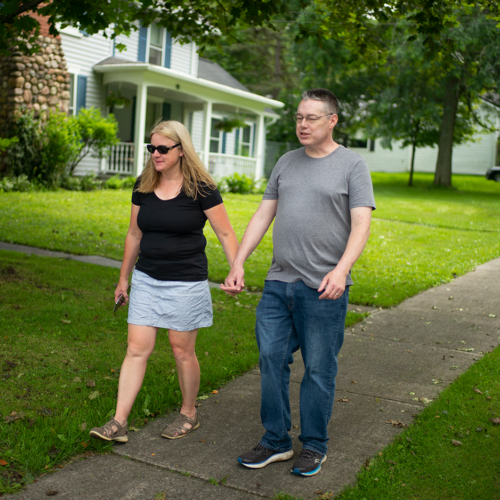 Un couple marchant et se tenant par la main.