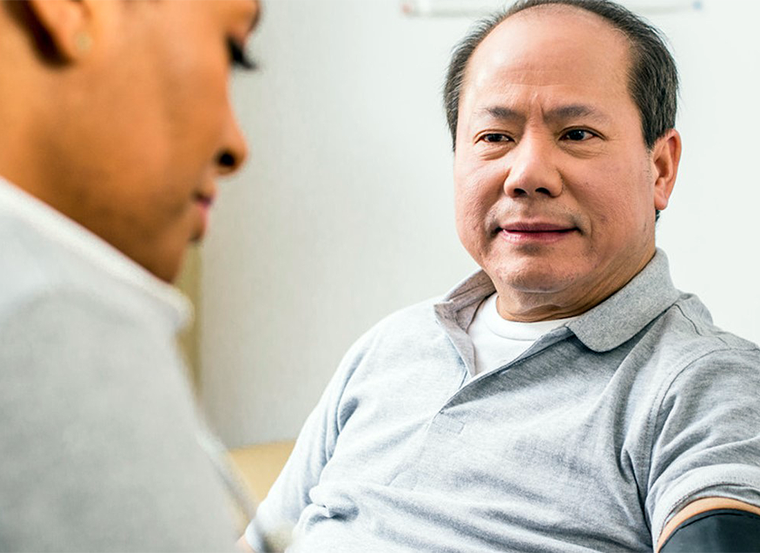 Hombre asiático con profesional sanitario