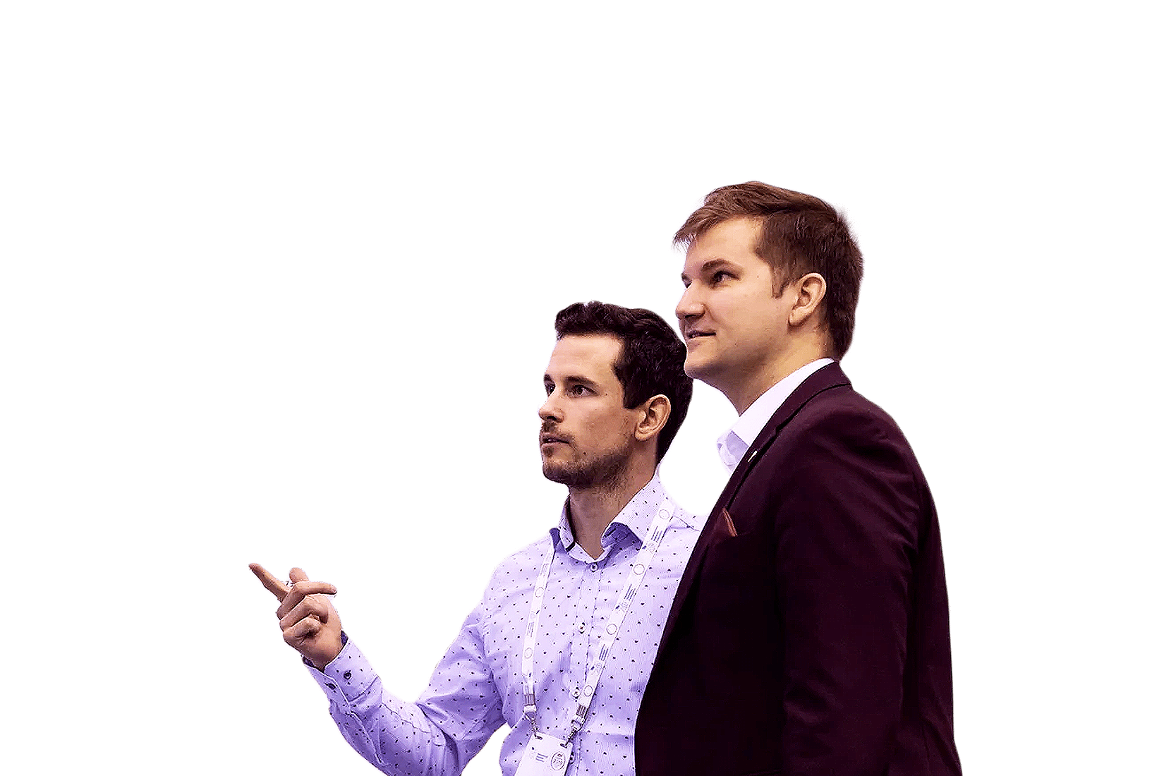 Deux hommes discutent et regardent quelque chose. L'un d'eux montre du doigt.