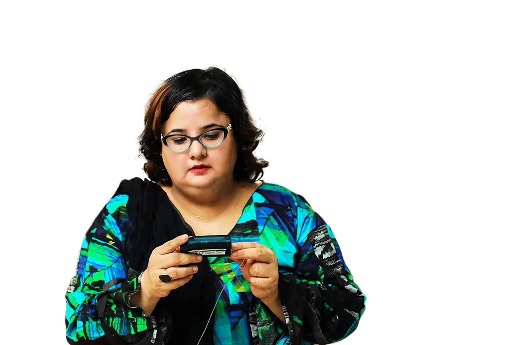 Mujer mirando el medidor de glucosa