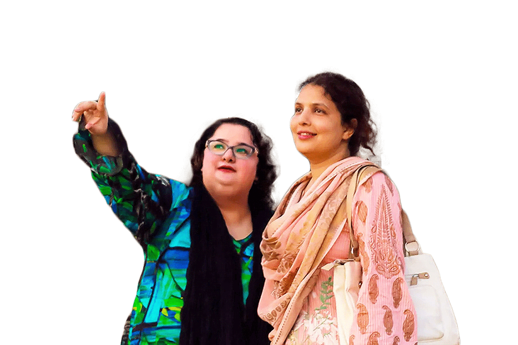 Deux femmes regardant vers le haut, l'une pointant vers le haut