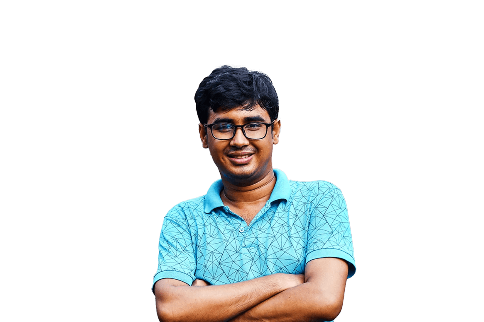 Hombre de brazos cruzados sonriendo a la cámara