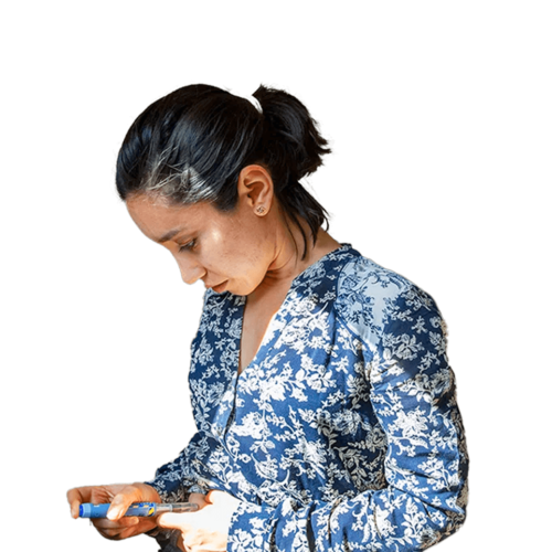 mujer inyectándose insulina