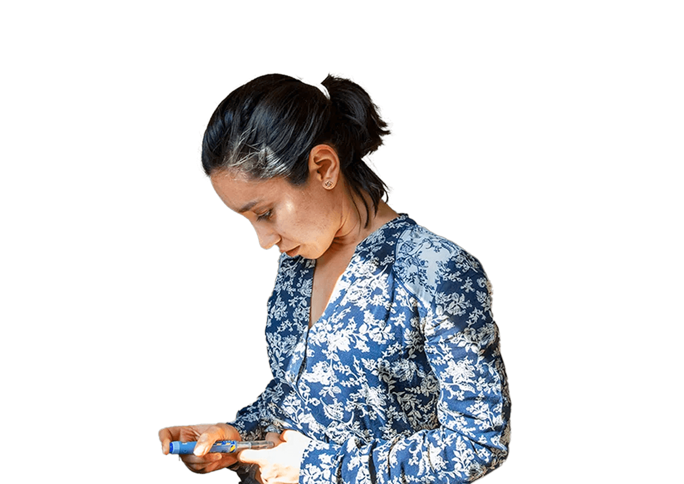 mujer inyectándose insulina