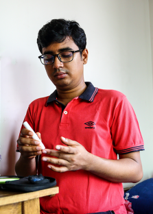 Un paciente diabético de sexo masculino utilizando un dispositivo de punción.