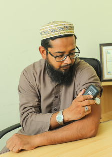 Surveillance continue du glucose (CGM) Homme scannant son appareil