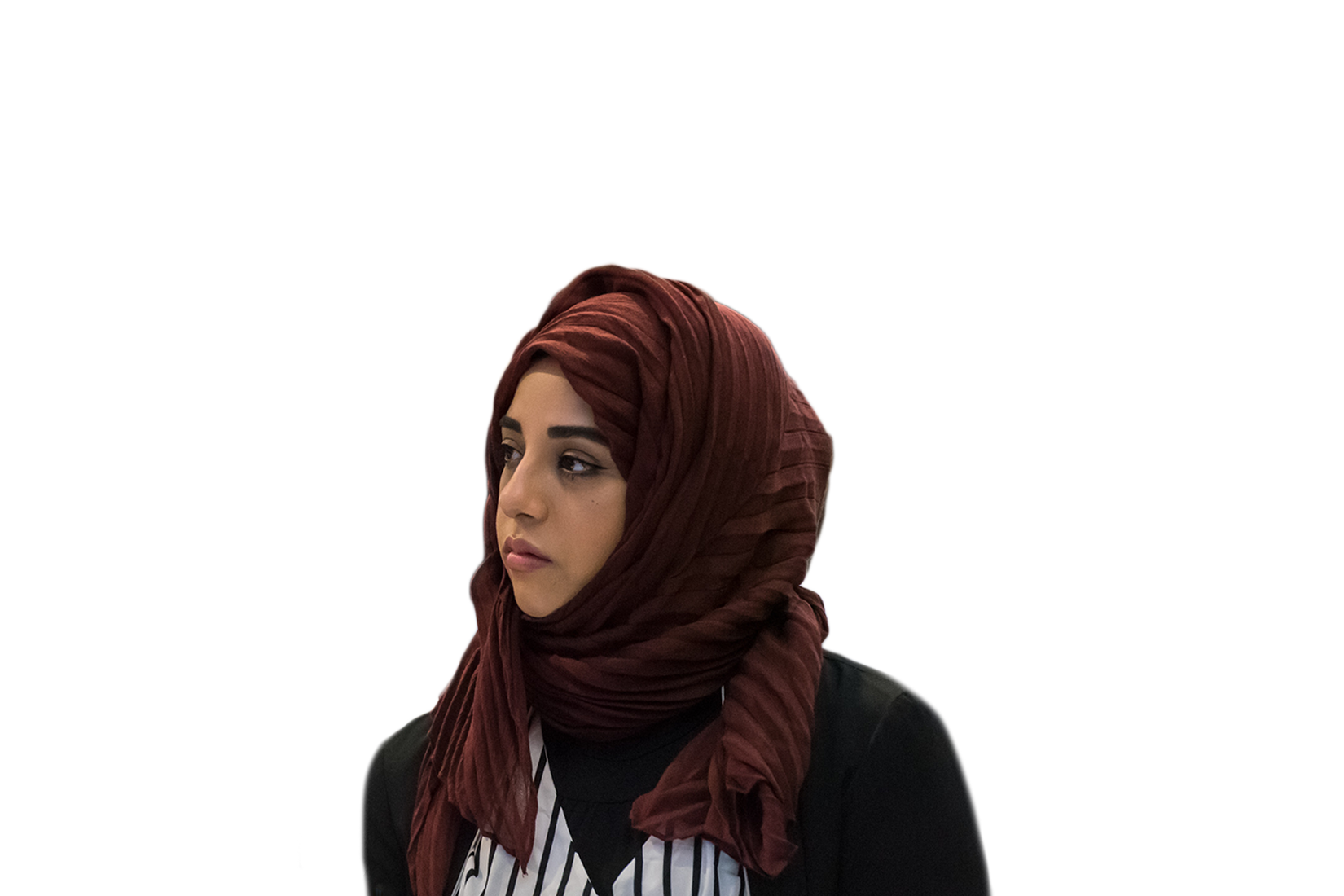Mujer de Oriente Medio con un pañuelo marrón en la cabeza.