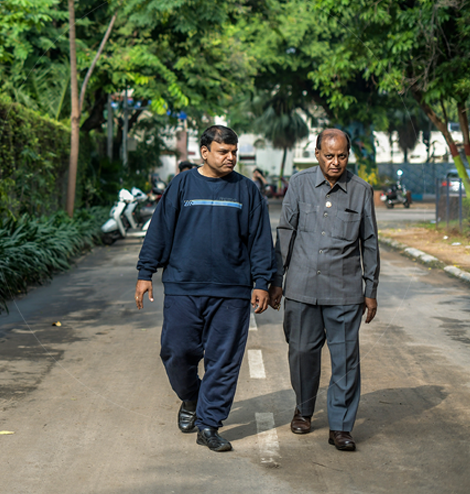 Padre e hijo caminando por la acera