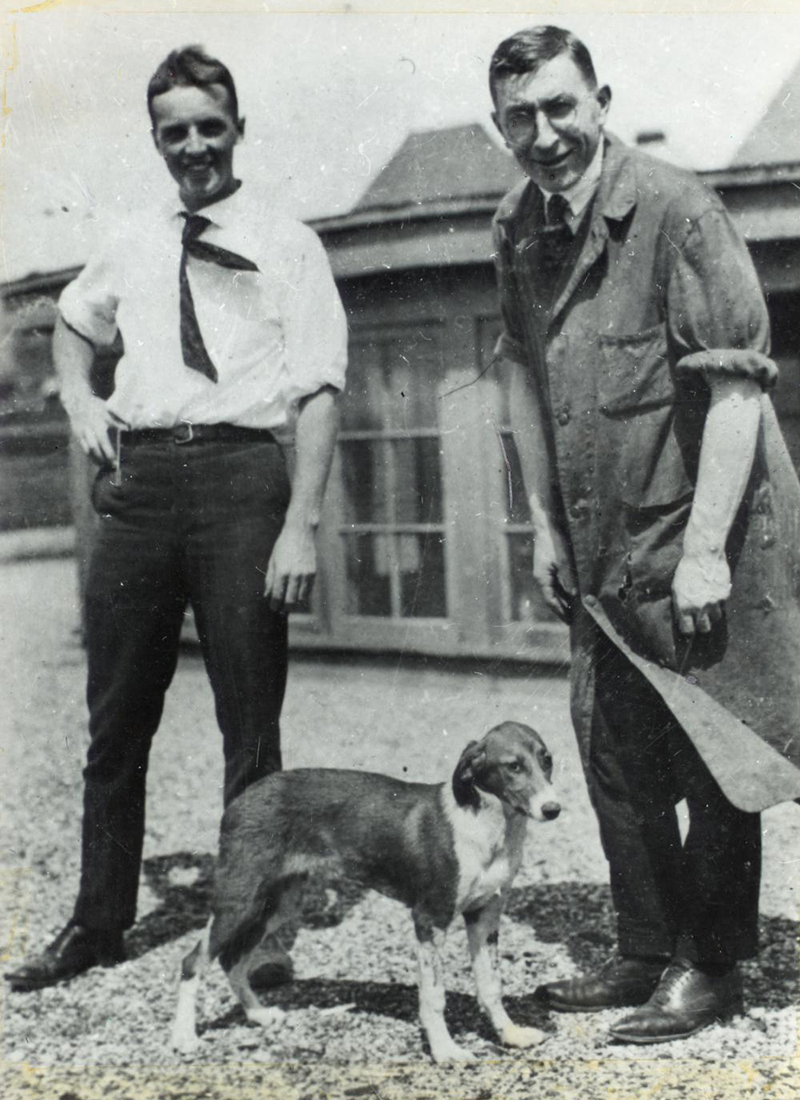 Photographie de F.G. Banting et C.H. Best avec un chien sur le toit du Medical Building
