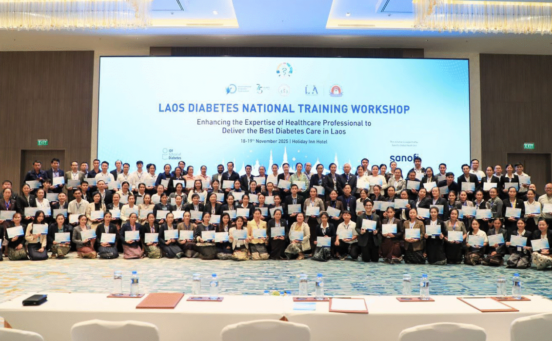 Participantes en el programa de formación Federación Internacional de Diabetes la Unidad de Salud Global de Sanofi en Laos, celebrado los días 18 y 19 de noviembre, con sus certificados.
