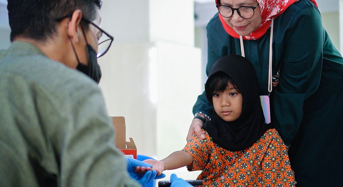Una niña se somete a una prueba de glucosa en sangre.